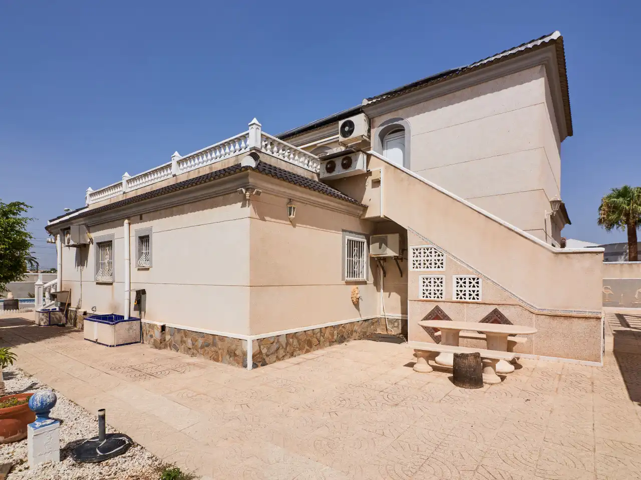 Vista exterior de Casa o xalet en venda en Torrevieja amb Aire condicionat, Calefacció i Jardí privat