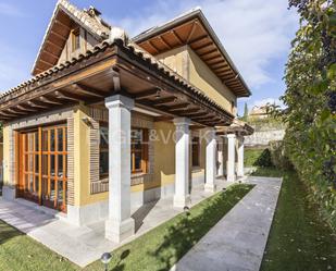 Vista exterior de Casa o xalet de lloguer en La Moraleja amb Aire condicionat, Calefacció i Jardí privat