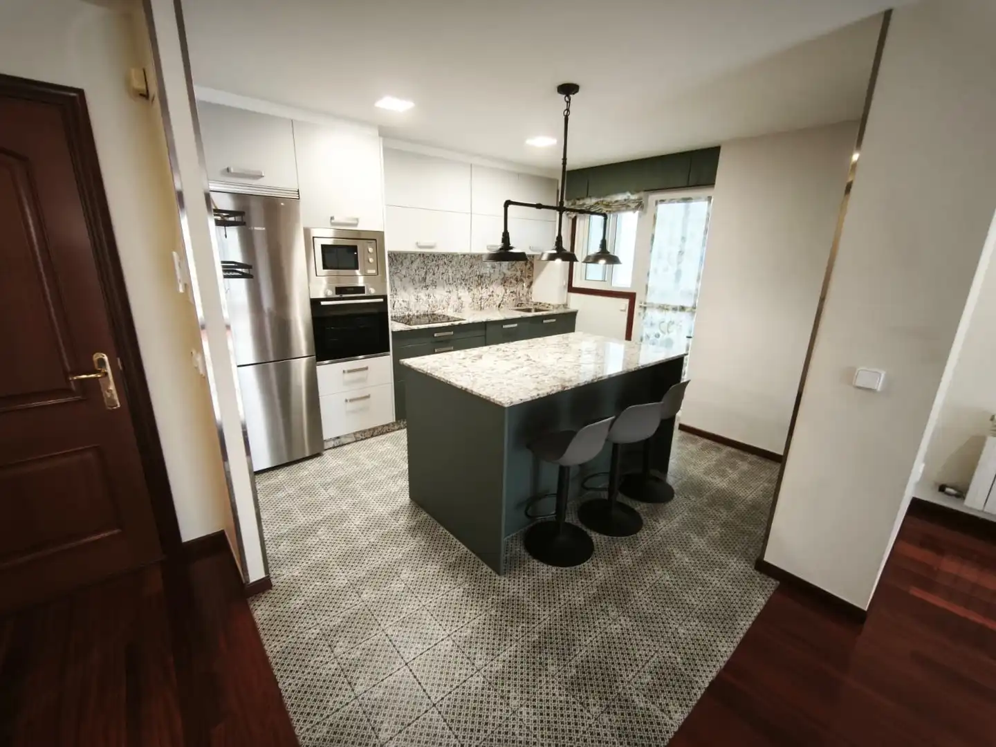 Cocina de Piso de alquiler en Vigo  con Calefacción, Parquet y Horno