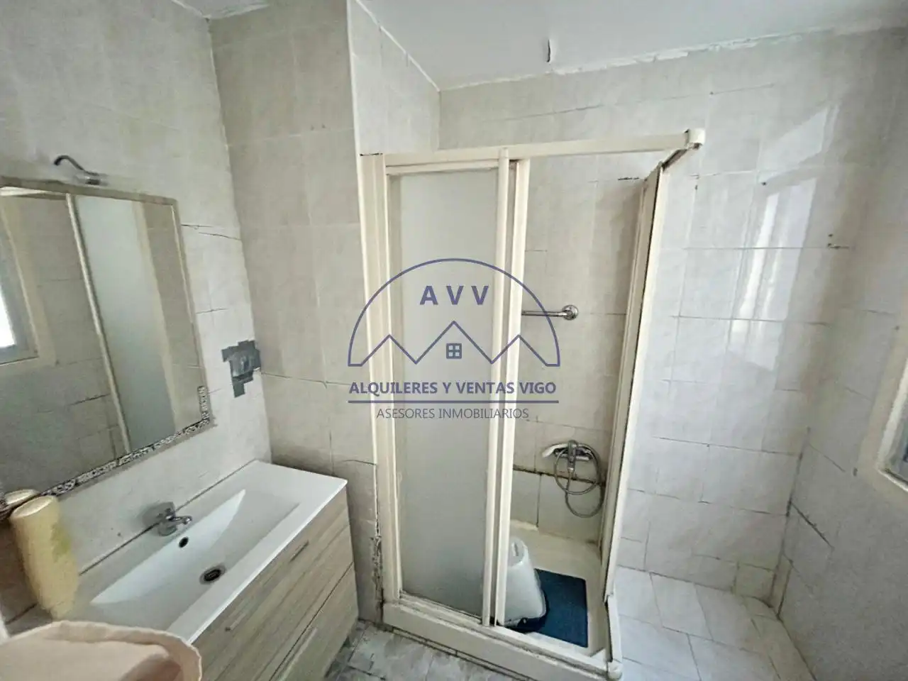 Baño de Piso en venta en Vigo  con Calefacción y Balcón