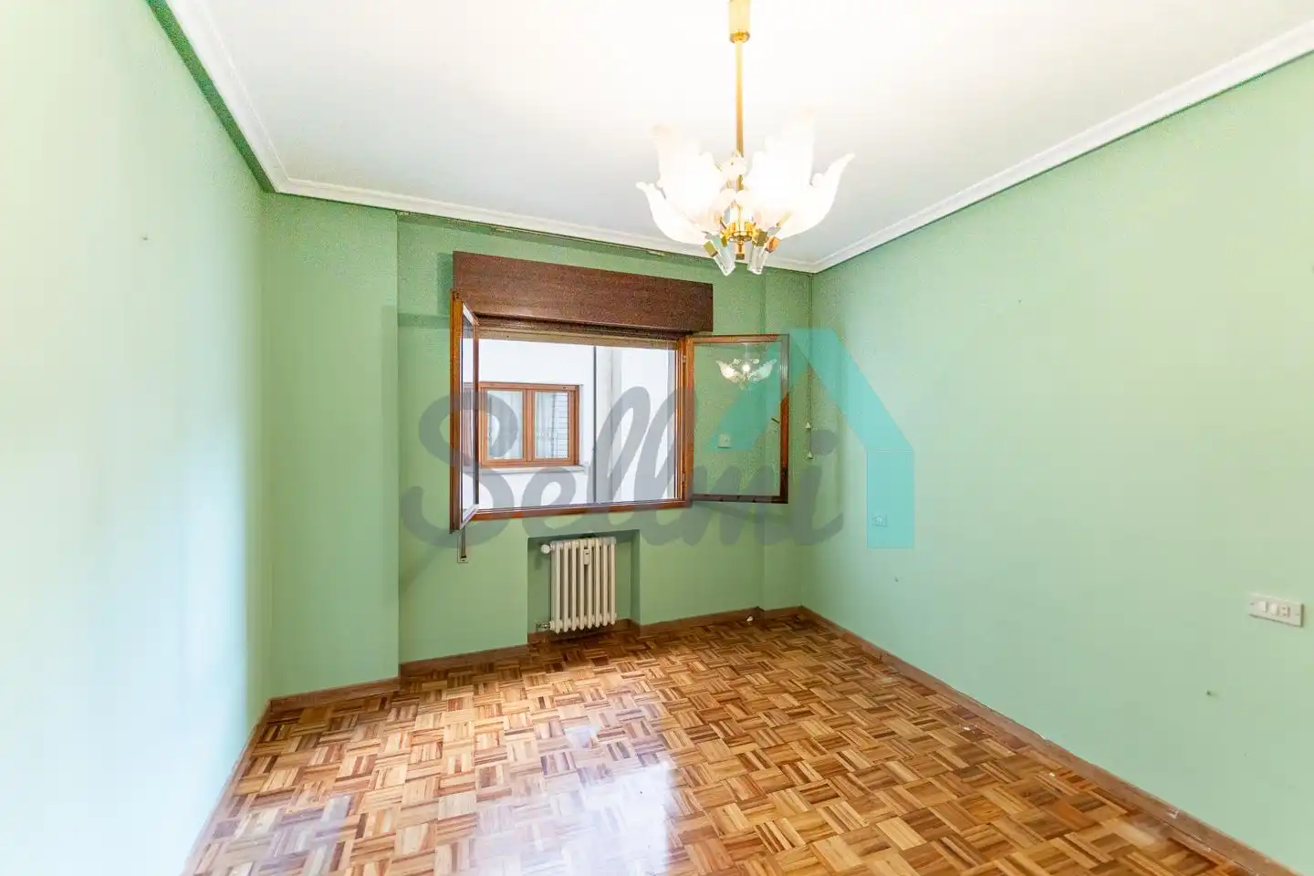 Dormitori de Pis en venda en Oviedo  amb Calefacció, Parquet i Terrassa