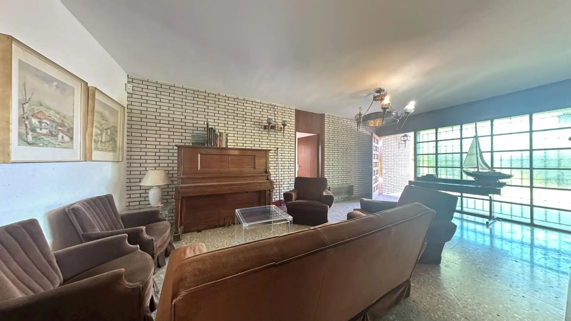 Sala d'estar de Casa o xalet en venda en Alicante / Alacant amb Jardí privat, Terrassa i Piscina