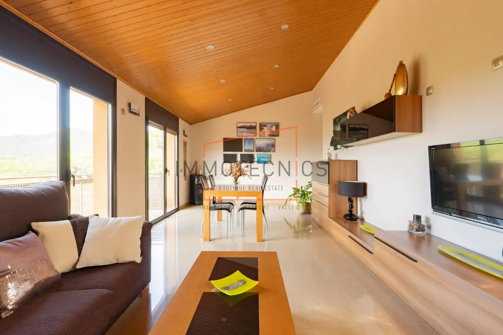 Sala d'estar de Casa o xalet en venda en Vilanova del Vallès amb Jardí privat, Terrassa i Piscina
