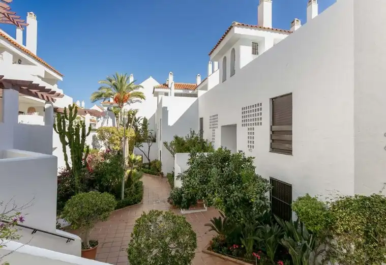 Außenansicht von Wohnung zum Verkauf in Marbella mit Klimaanlage, Heizung und Privatgarten