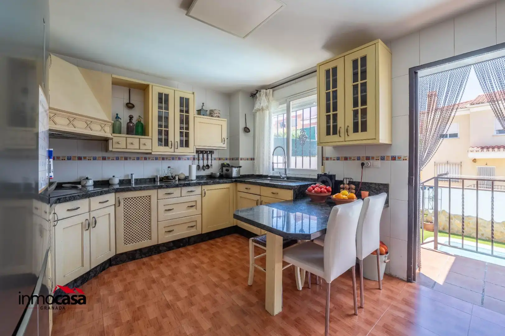 Cocina de Casa adosada en venta en Jun con Aire acondicionado, Jardín privado y Piscina