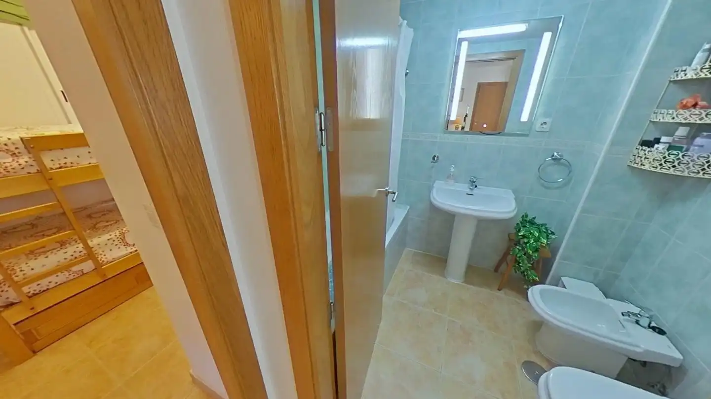 Baño de Apartamento en venta en La Manga del Mar Menor con Aire acondicionado, Terraza y Trastero