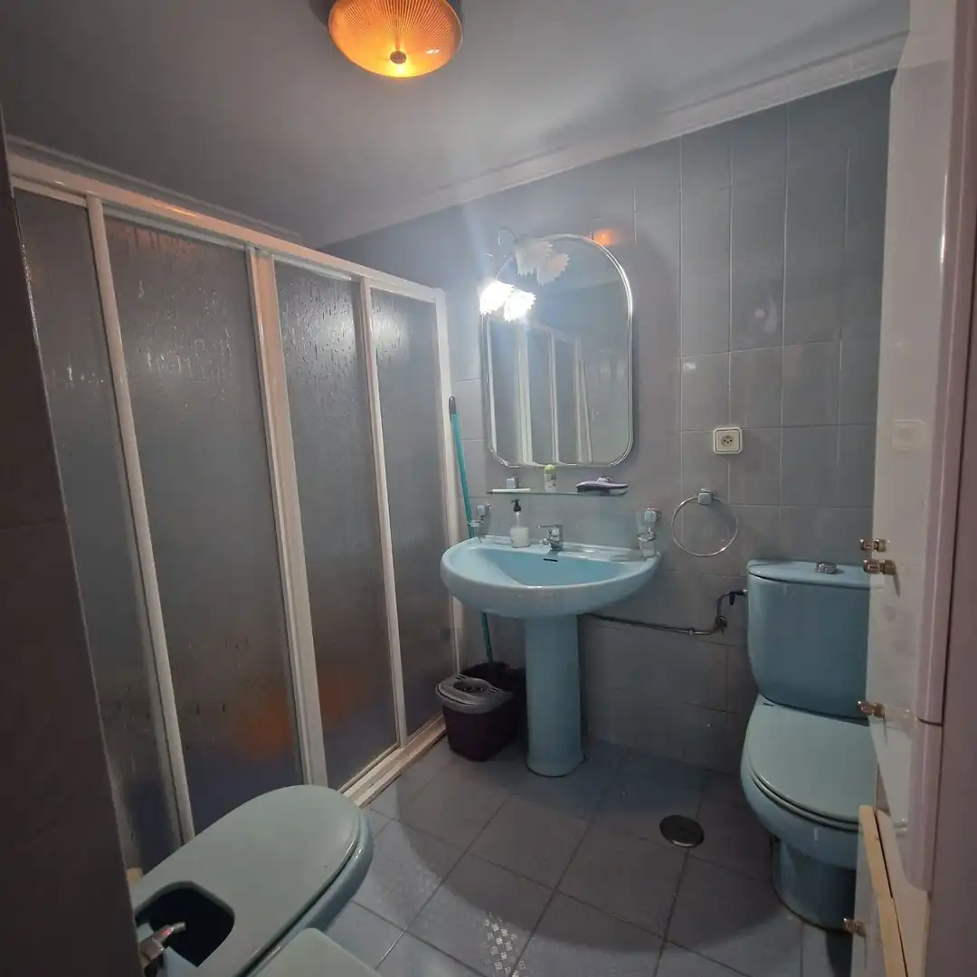 Badezimmer von Wohnung zur Miete in Málaga mit Möbliert