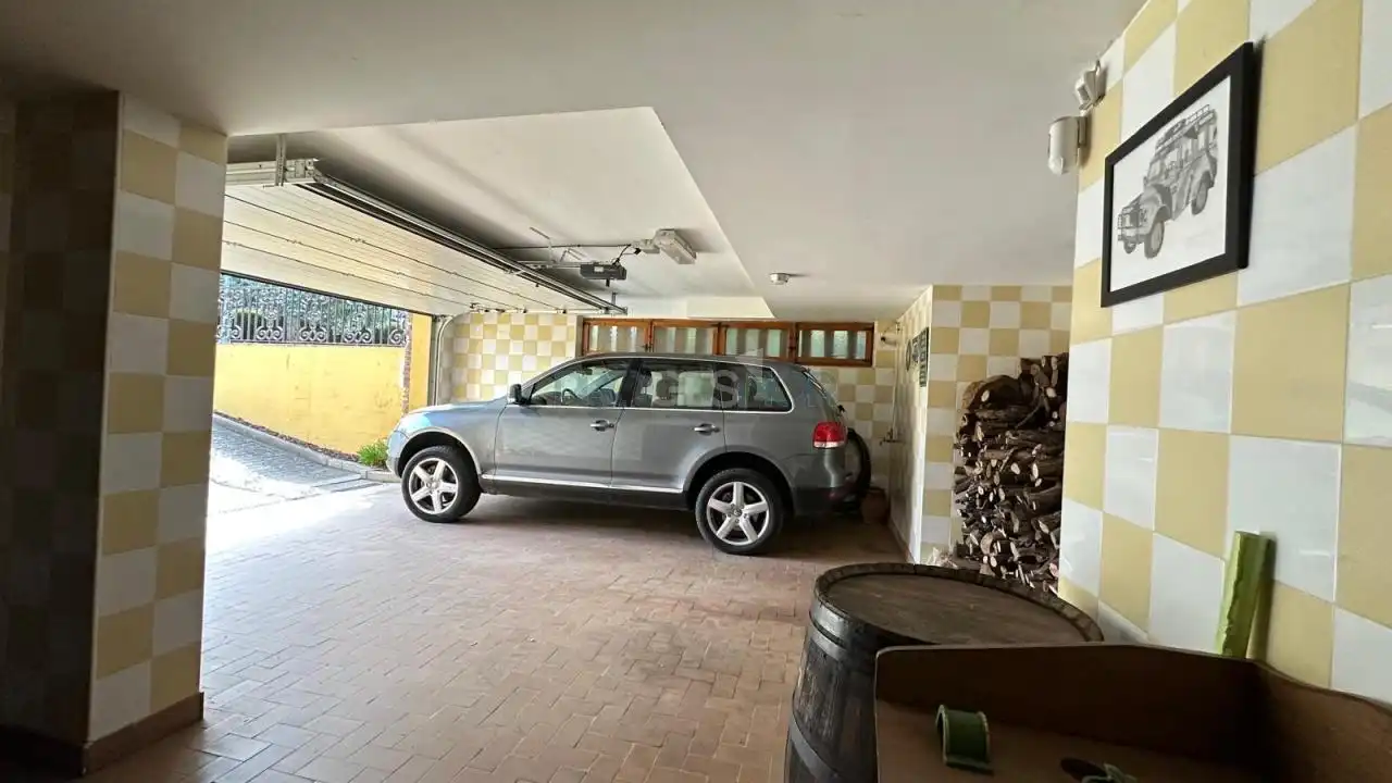 Aparcament de Casa o xalet en venda en Mansilla de las Mulas amb Calefacció, Jardí privat i Piscina