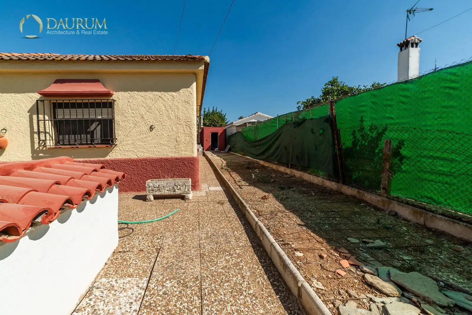 Vista exterior de Casa o xalet en venda en La Rinconada amb Aire condicionat, Calefacció i Piscina