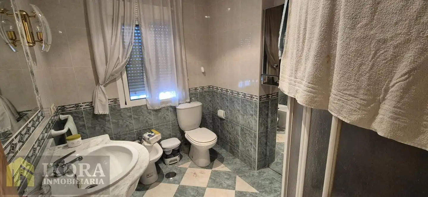 Bany de Casa o xalet en venda en Linares amb Aire condicionat, Jardí privat i Terrassa