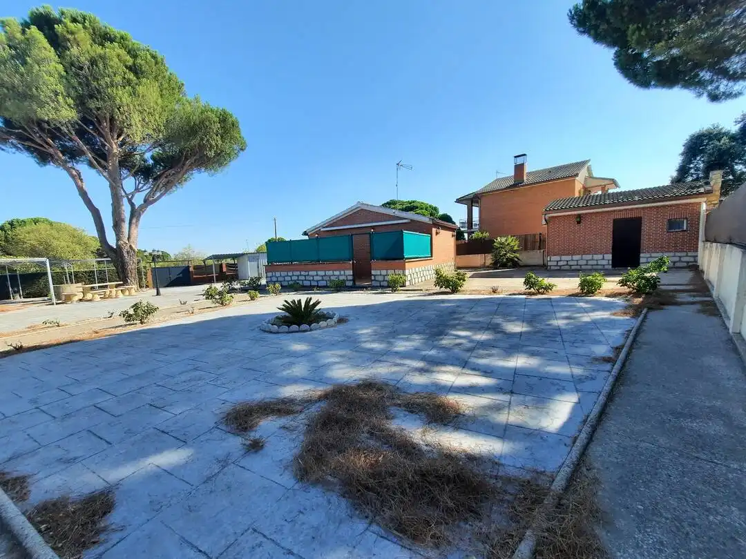 Vista exterior de Casa o xalet en venda en Escalona amb Aire condicionat, Calefacció i Jardí privat