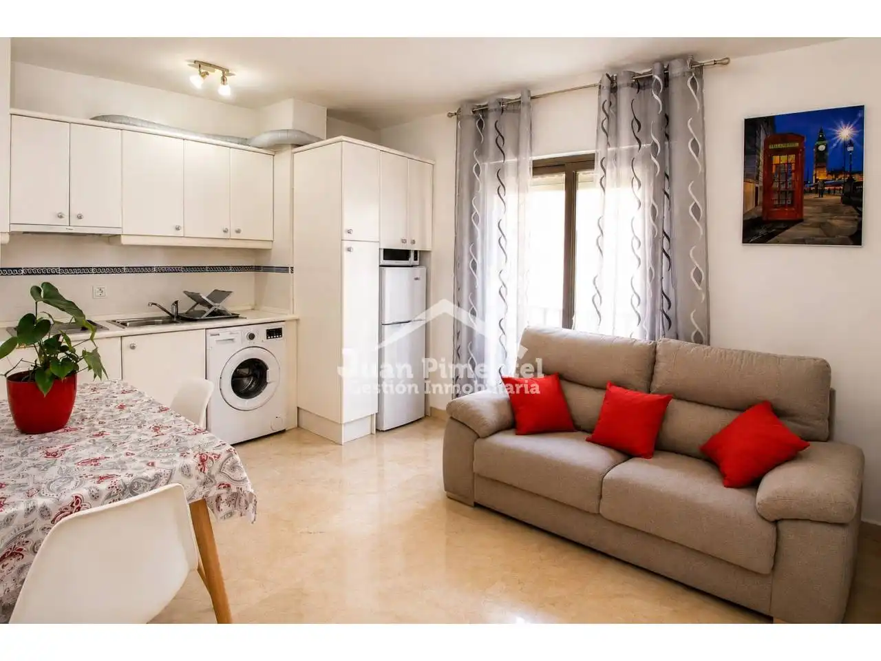 Sala d'estar de Apartament en venda en Estepona amb Aire condicionat, Moblat i Balcó