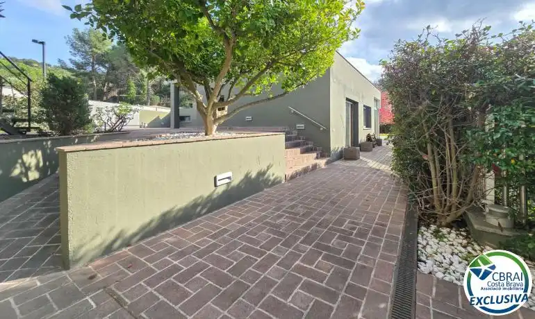 Vista exterior de Casa o xalet en venda en La Jonquera amb Aire condicionat, Calefacció i Jardí privat