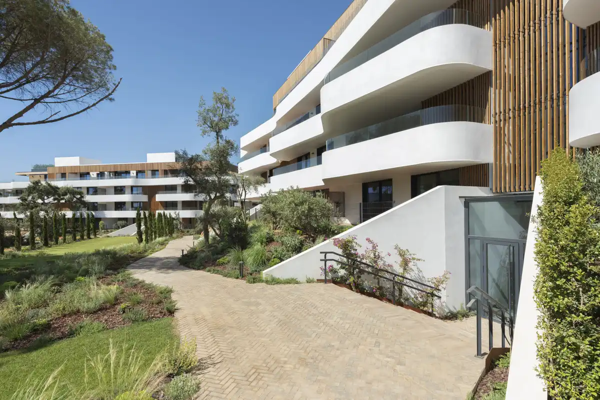 Vista exterior de Planta baixa en venda en Sotogrande amb Aire condicionat, Jardí privat i Terrassa