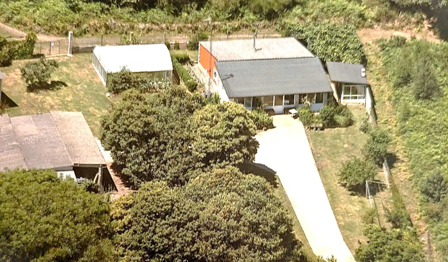 Vista exterior de Casa o xalet en venda en Friol amb Jardí privat, Terrassa i Moblat