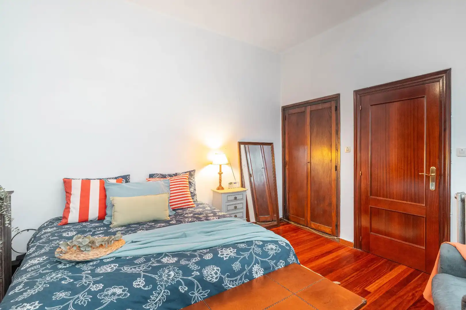 Dormitori de Pis en venda en Oviedo  amb Calefacció i Parquet