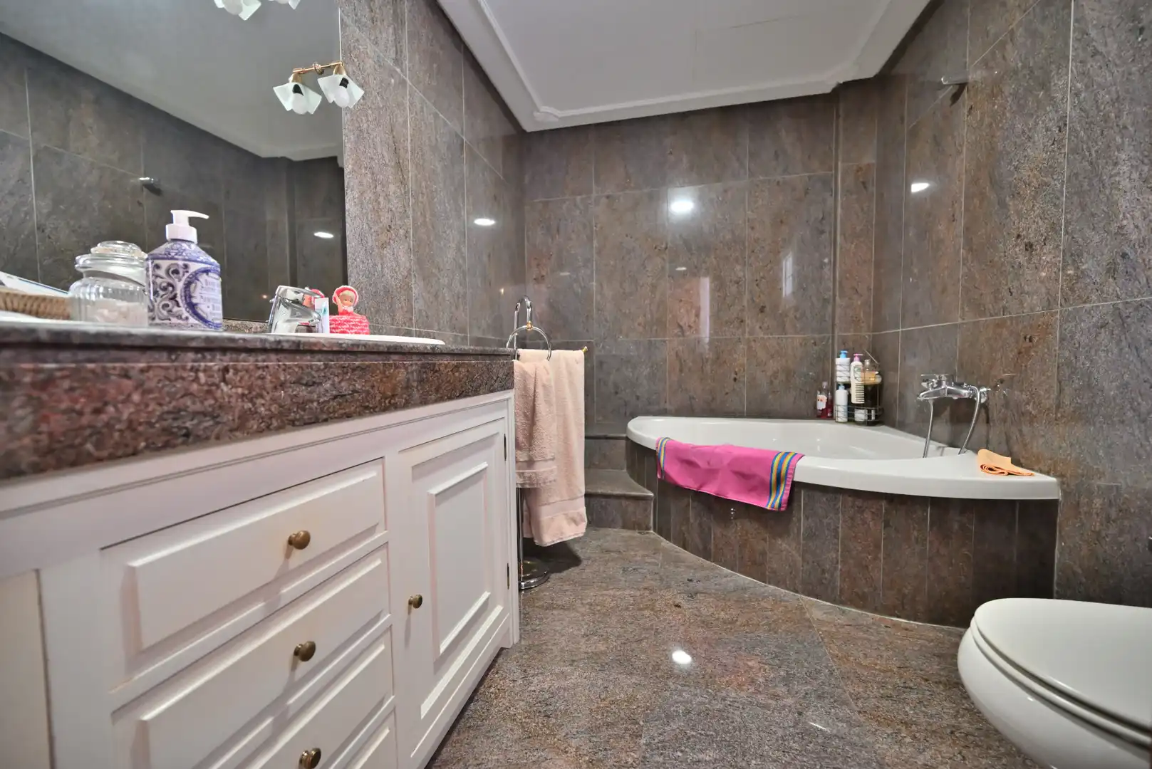 Bathroom of Houses for sale in Fuengirola  with Air Conditioner, Heating and Private garden