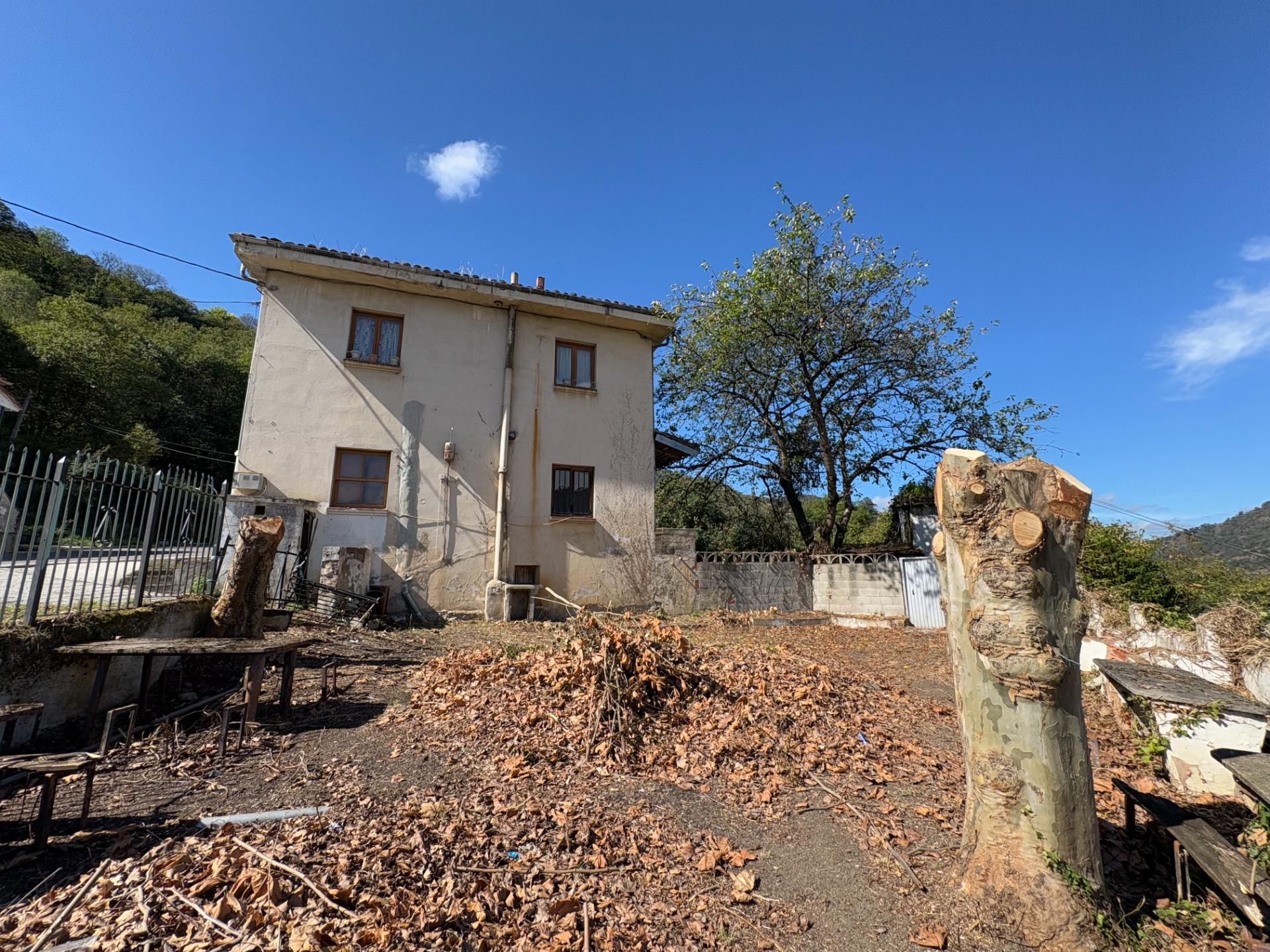Vista exterior de Edifici en venda en Aller