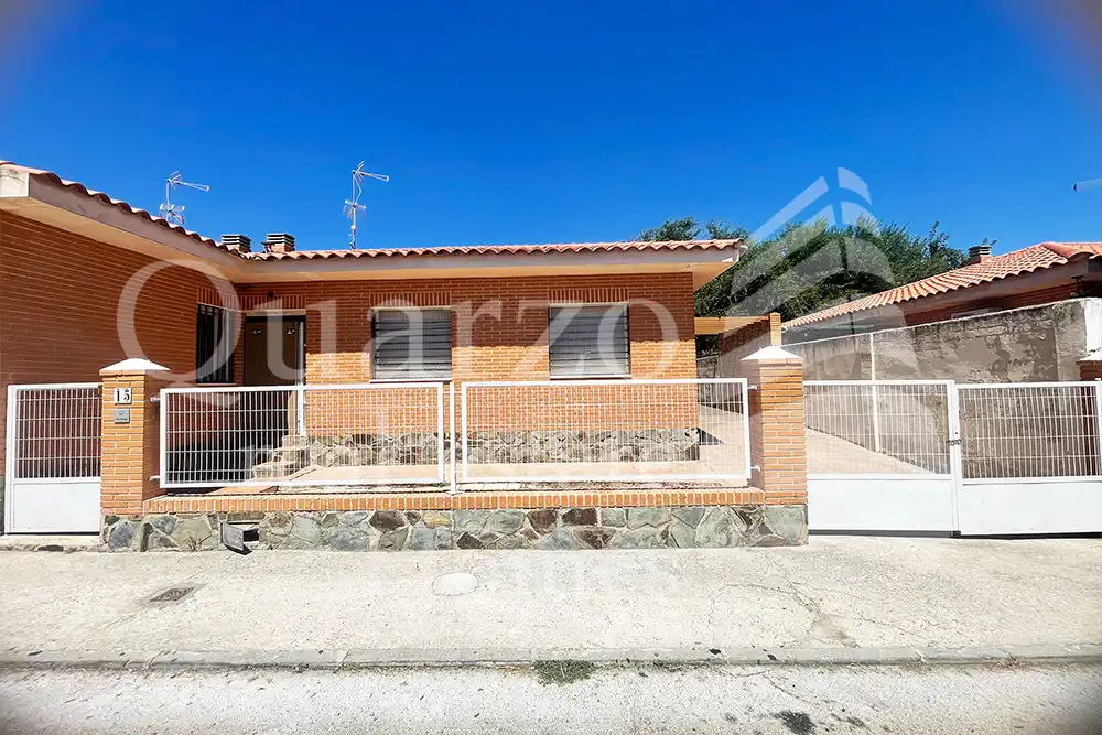Vista exterior de Casa adosada en venda en La Mata amb Jardí privat