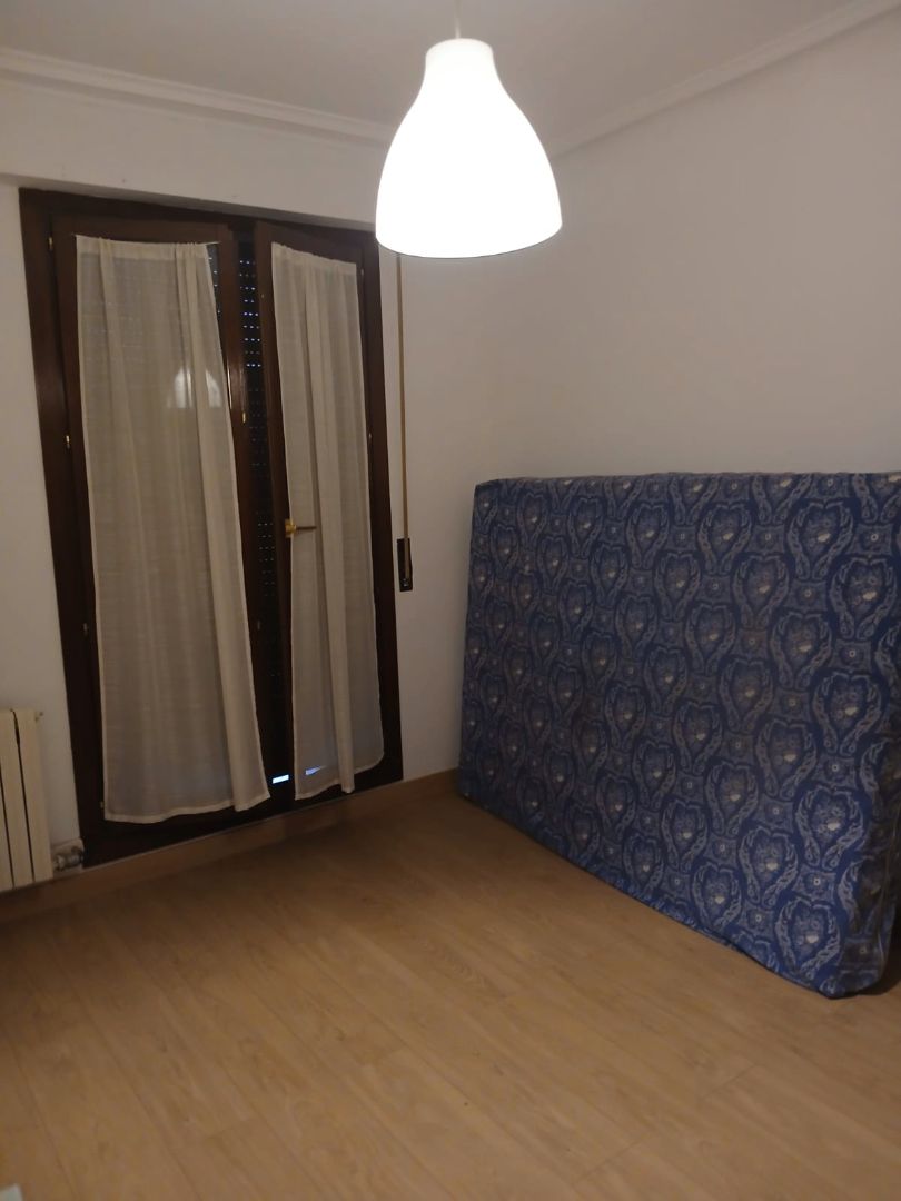Dormitori de Apartament de lloguer en  Zaragoza Capital amb Calefacció, Parquet i Forn