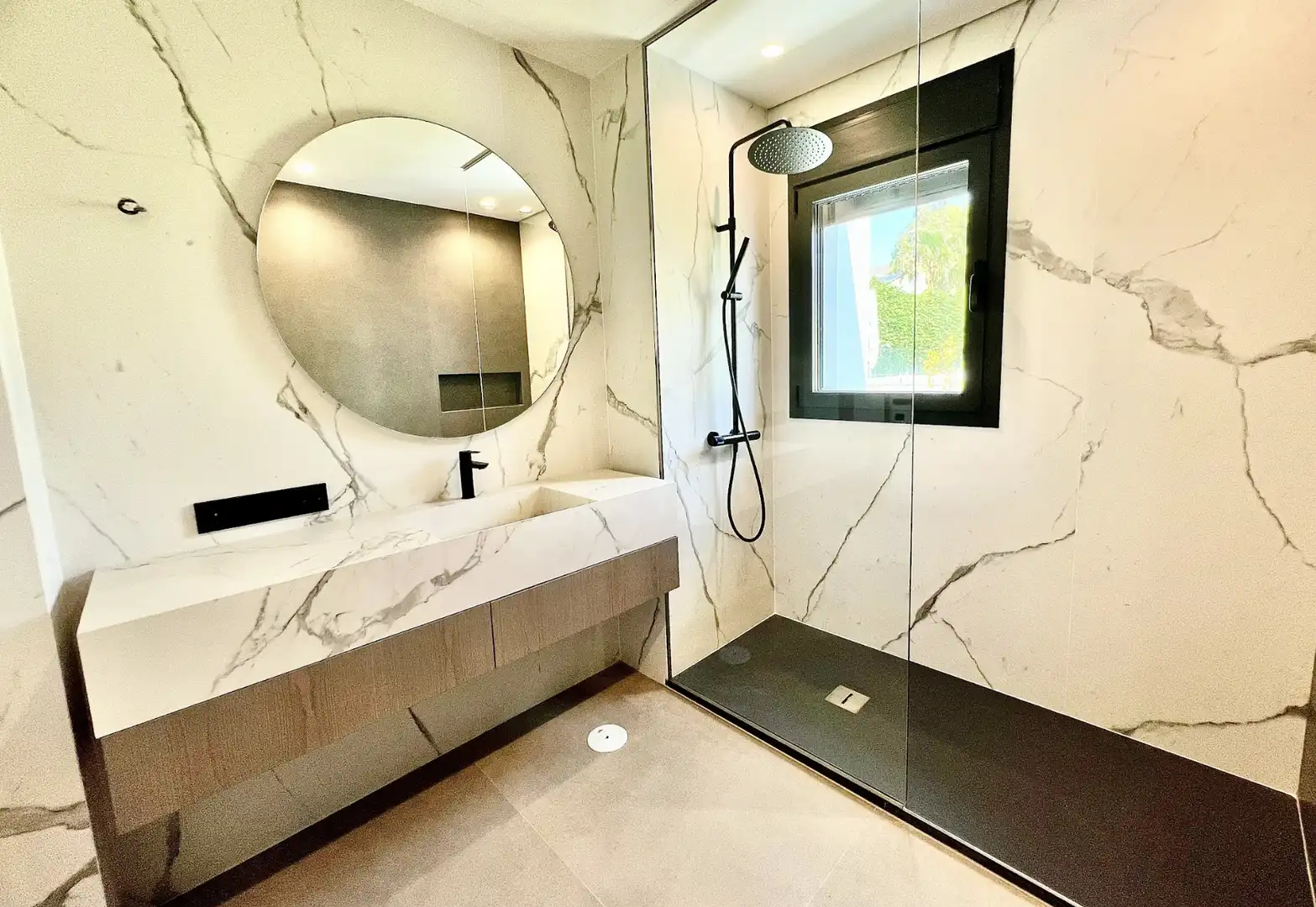 Badezimmer von Haus oder Chalet zum Verkauf in Marbella mit Klimaanlage, Heizung und Privatgarten