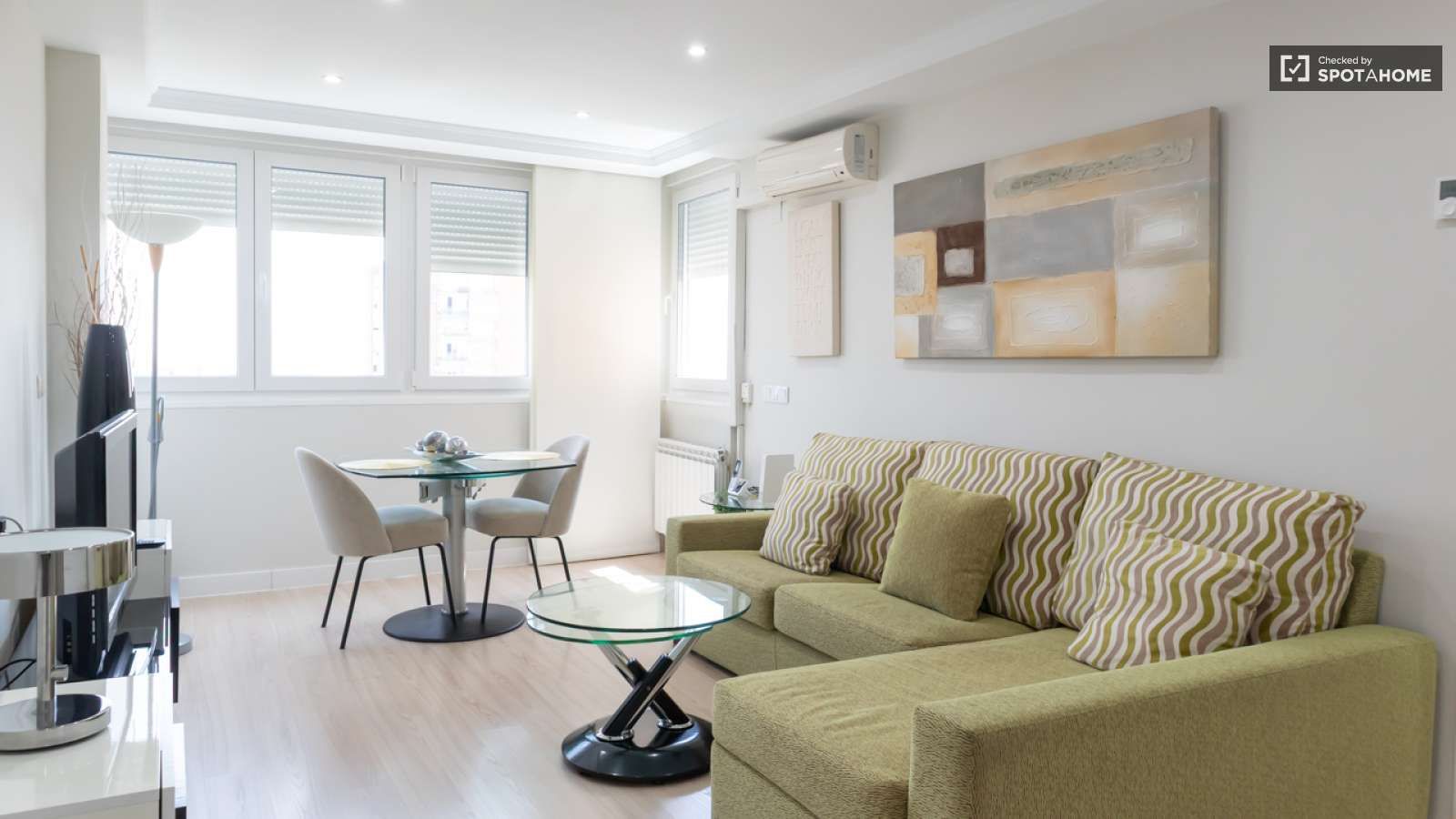 Living room of Apartment to share in  Madrid Capital  with Air Conditioner, Heating and Terrace