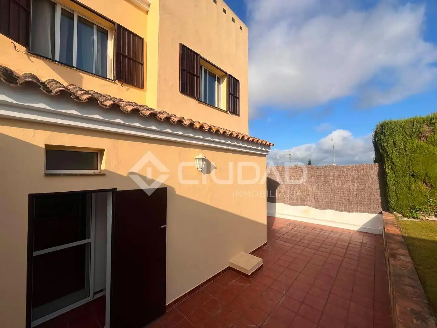 Vista exterior de Casa adosada en venta en Sanlúcar de Barrameda con Aire acondicionado, Jardín privado y Terraza