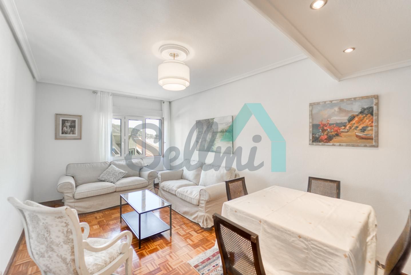 Sala d'estar de Pis de lloguer en Oviedo  amb Calefacció, Parquet i Moblat