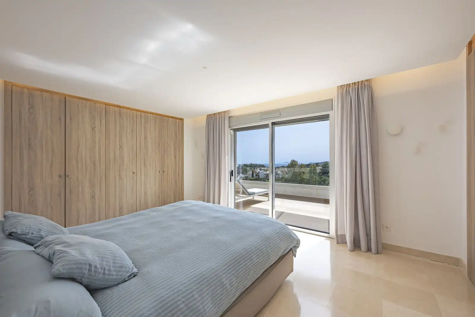 Habitación de Dúplex en venta en Benahavís con Aire acondicionado, Terraza y Trastero