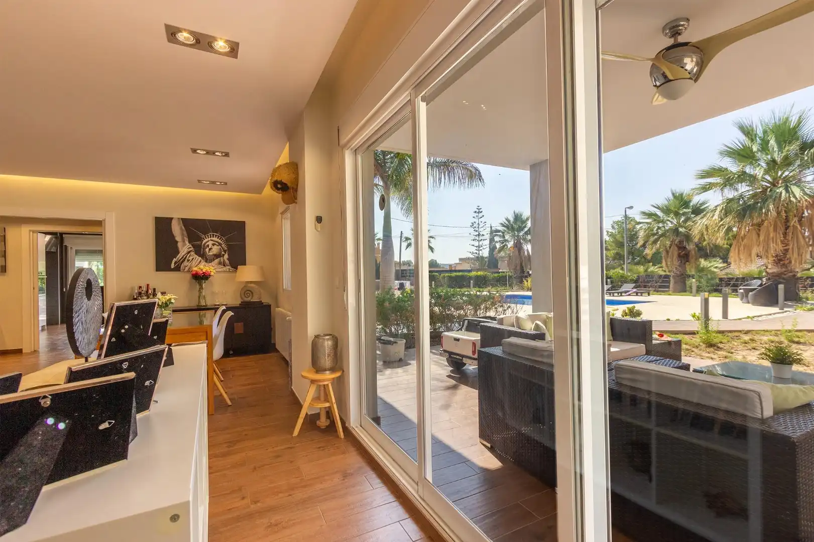 Sala d'estar de Casa o xalet en venda en Alicante / Alacant amb Calefacció, Jardí privat i Terrassa