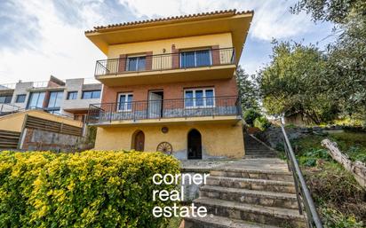 Vista exterior de Casa o xalet en venda en Sant Cugat del Vallès amb Jardí privat, Terrassa i Piscina