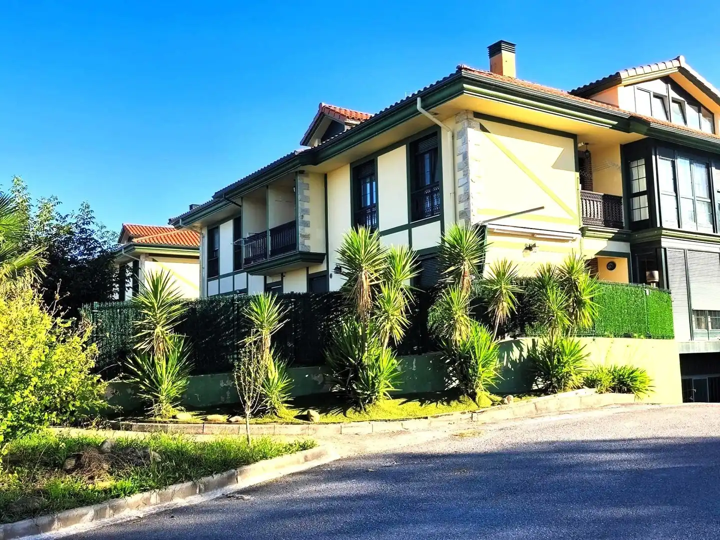 Vista exterior de Planta baja en venta en Penagos, Cantabria