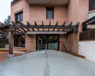 Vista exterior de Casa o xalet en venda en Pozuelo de Alarcón amb Calefacció i Piscina comunitària