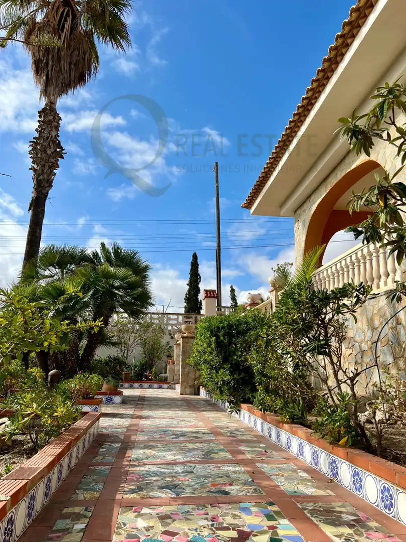 Vista exterior de Casa o xalet en venda en Alicante / Alacant amb Jardí privat, Terrassa i Traster