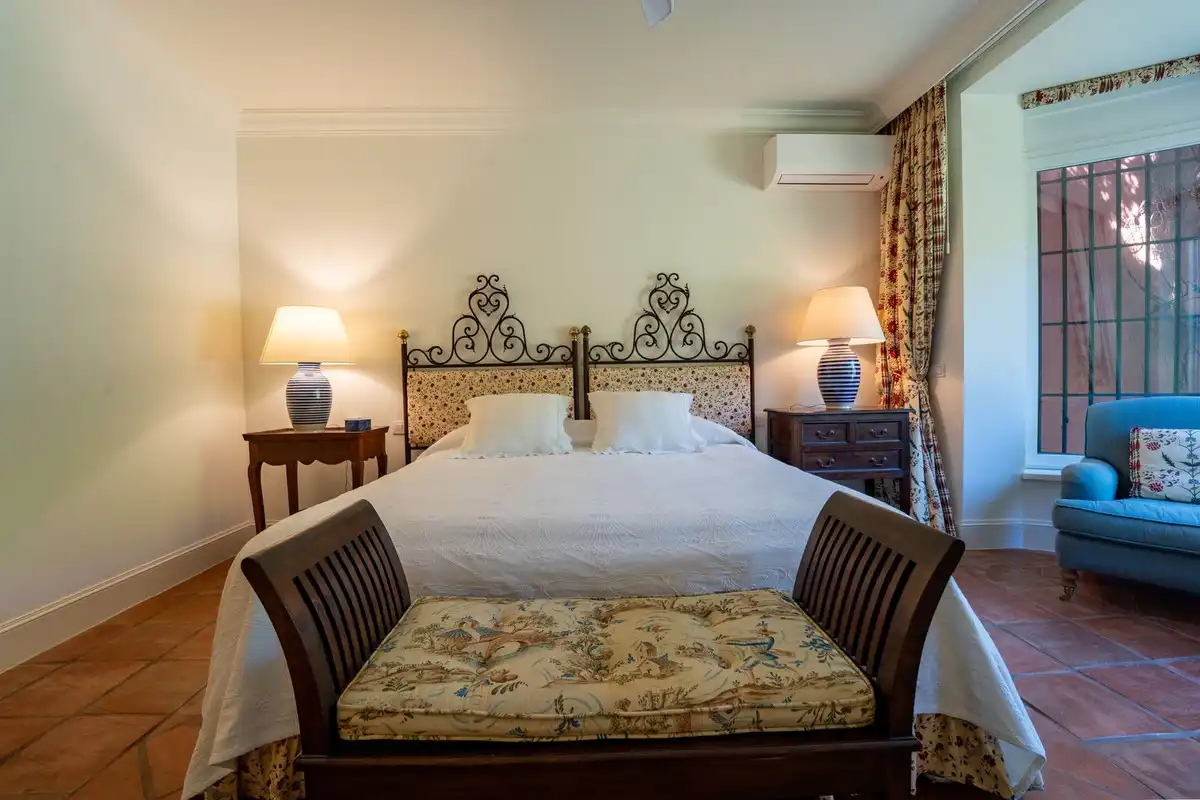 Habitación de Apartamento de alquiler en Benahavís con Aire acondicionado, Jardín privado y Terraza