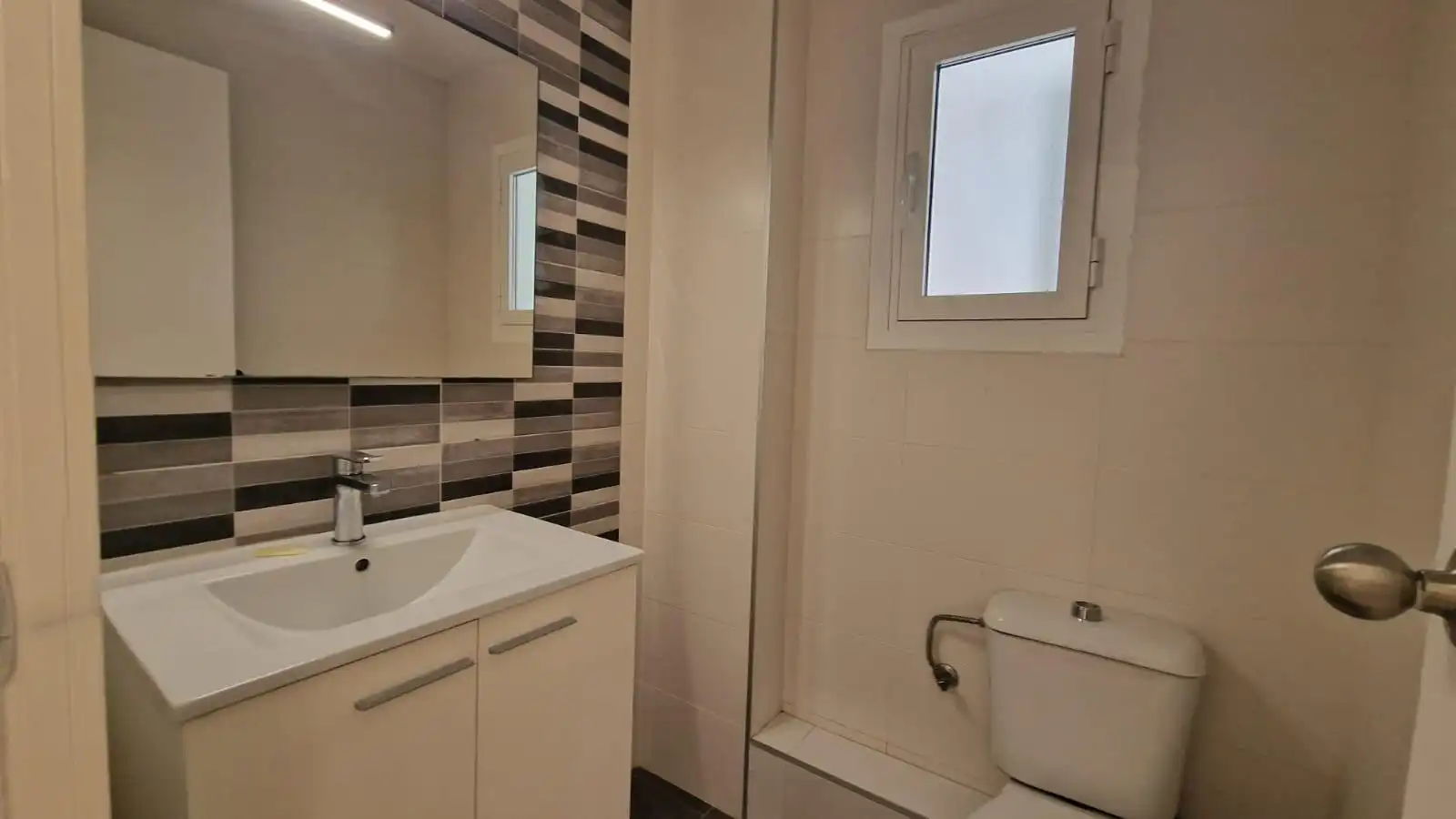 Bathroom of Flat for rent in Mislata  with Air Conditioner
