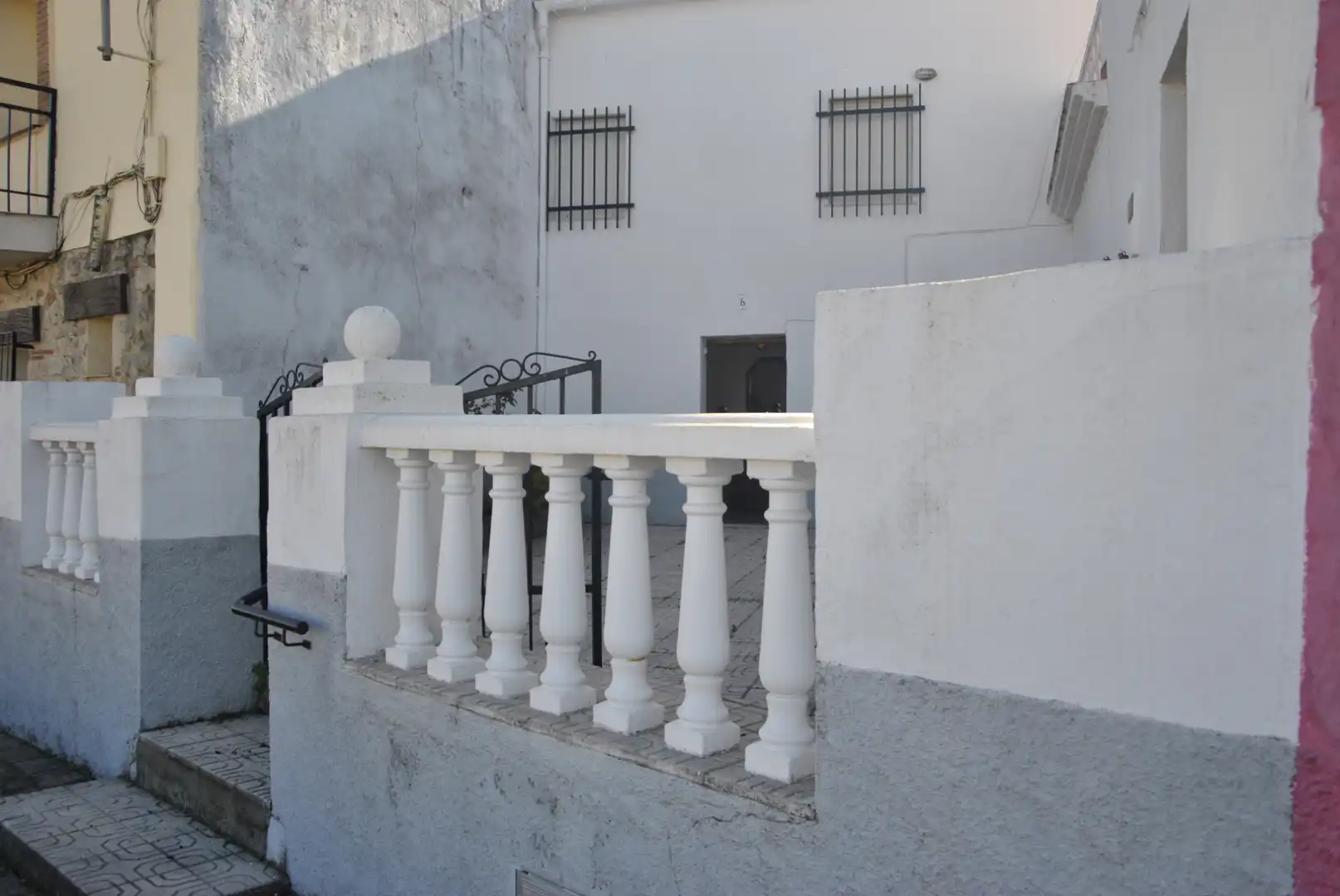 Außenansicht von Einfamilien-Reihenhaus zum Verkauf in Tejeda de Tiétar mit Heizung, Terrasse und Möbliert