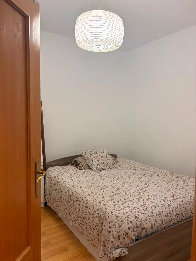 Dormitori de Pis per a compartir en Madrid amb Calefacció, Parquet i Moblat
