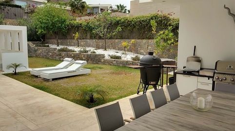 Sumérgete en un mundo de lujo y estilo de vida moderno en esta impresionante casa de 525 metros cuadrados, que se extiende por tre