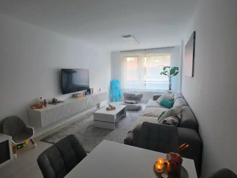 Sala d'estar de Pis en venda en Castro-Urdiales amb Piscina