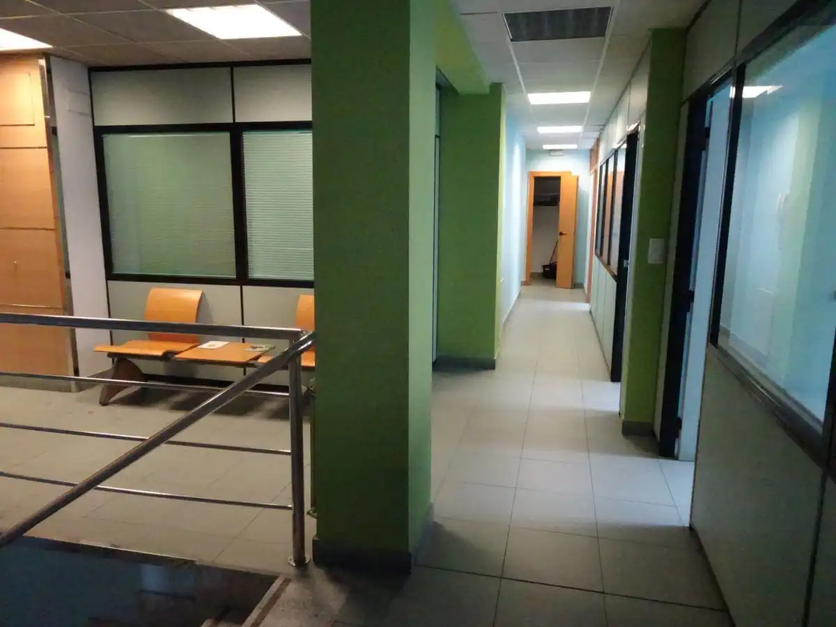 Büro zur Miete in Torrelavega  mit Klimaanlage, Abstellraum und Möbliert