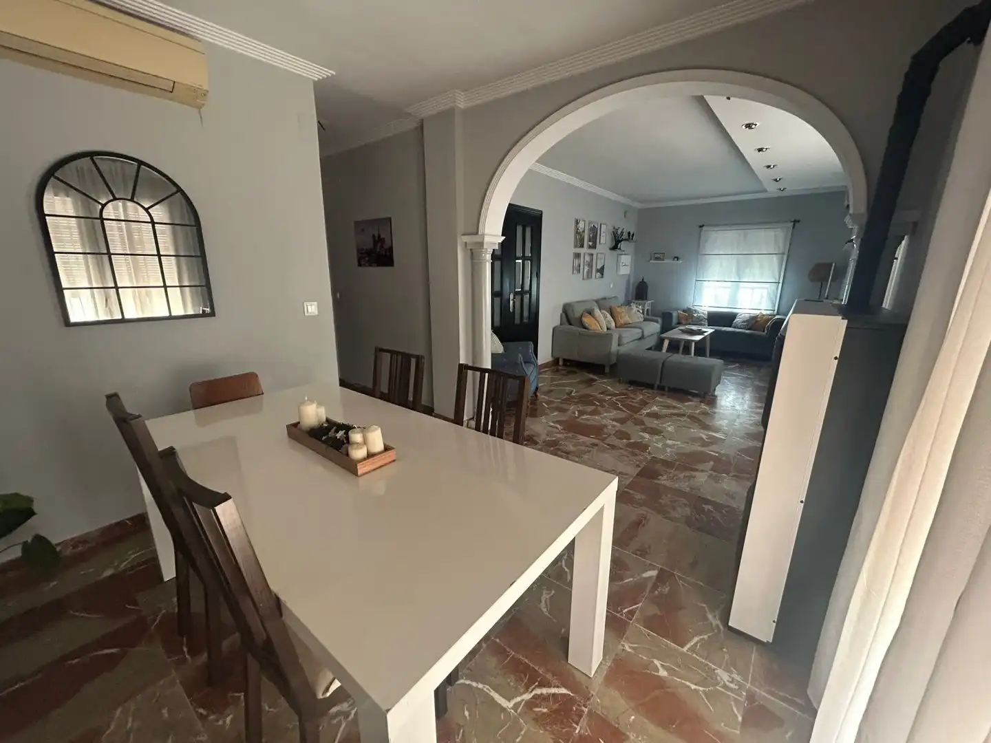 Esszimmer von Einfamilien-Reihenhaus zum Verkauf in Gines mit Klimaanlage, Heizung und Abstellraum