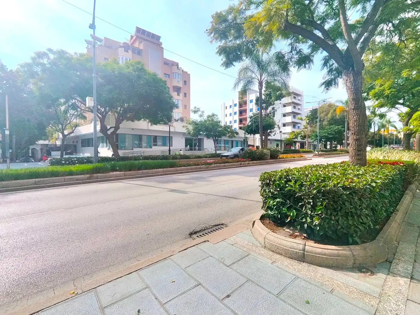 Vista exterior de Local en venta en Marbella con Aire acondicionado, Parquet y Alarma