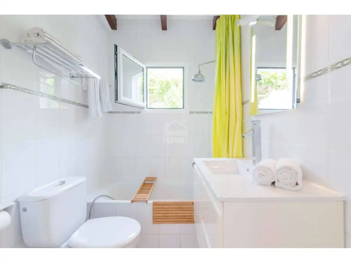 Bany de Casa o xalet en venda en Alaior amb Jardí privat, Terrassa i Piscina