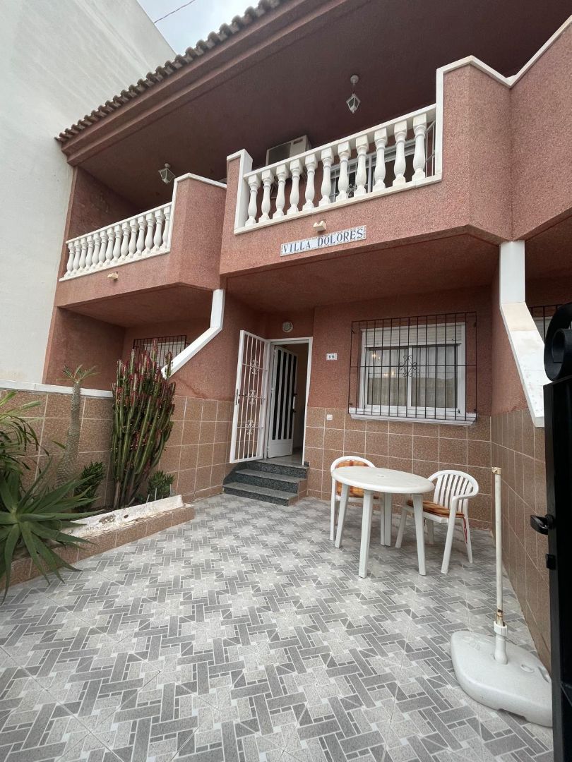 Vista exterior de Casa adosada en venda en San Pedro del Pinatar amb Aire condicionat, Jardí privat i Terrassa