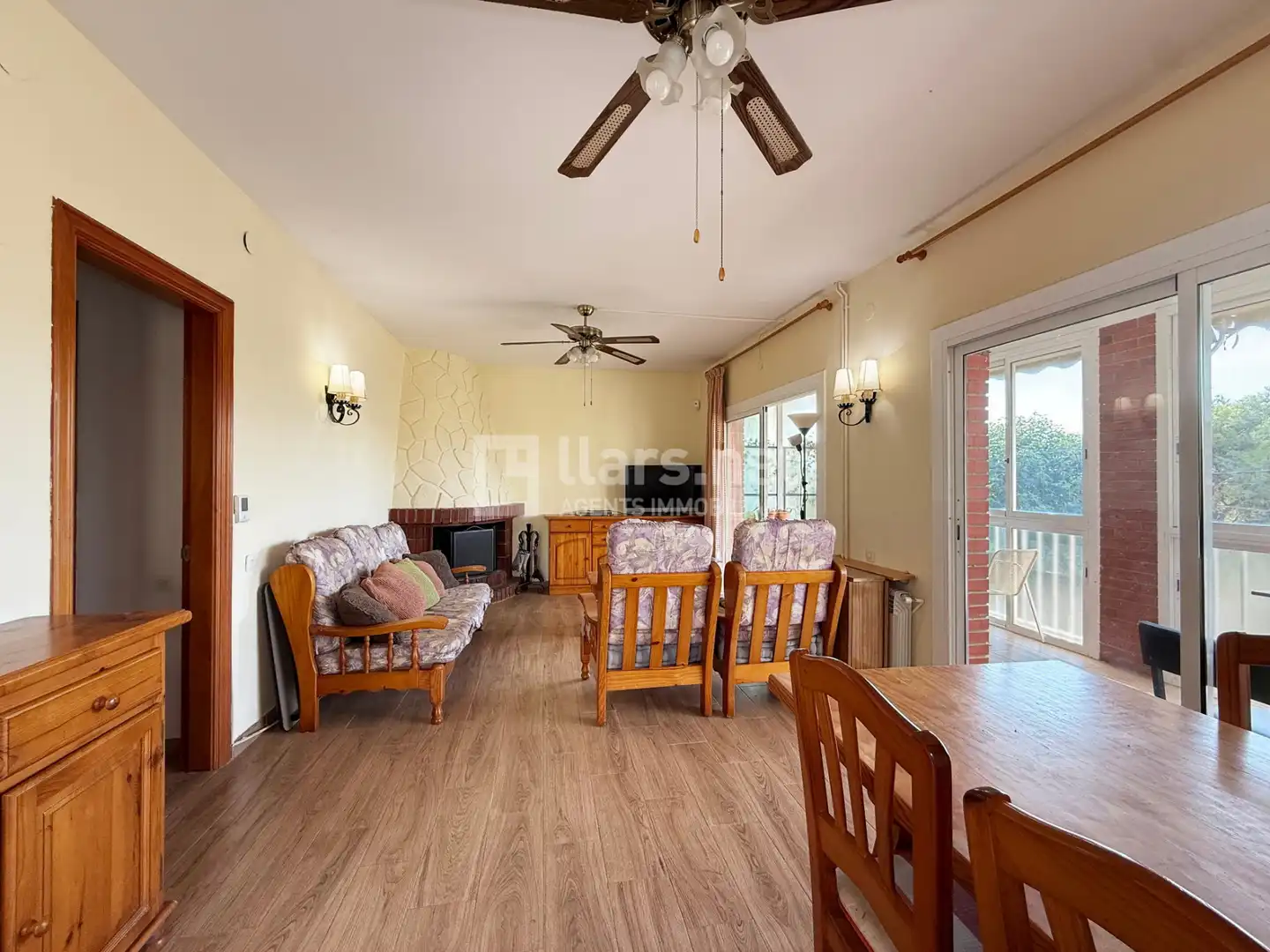 Wohnzimmer von Einfamilien-Reihenhaus zum Verkauf in Cubelles mit Klimaanlage, Heizung und Privatgarten