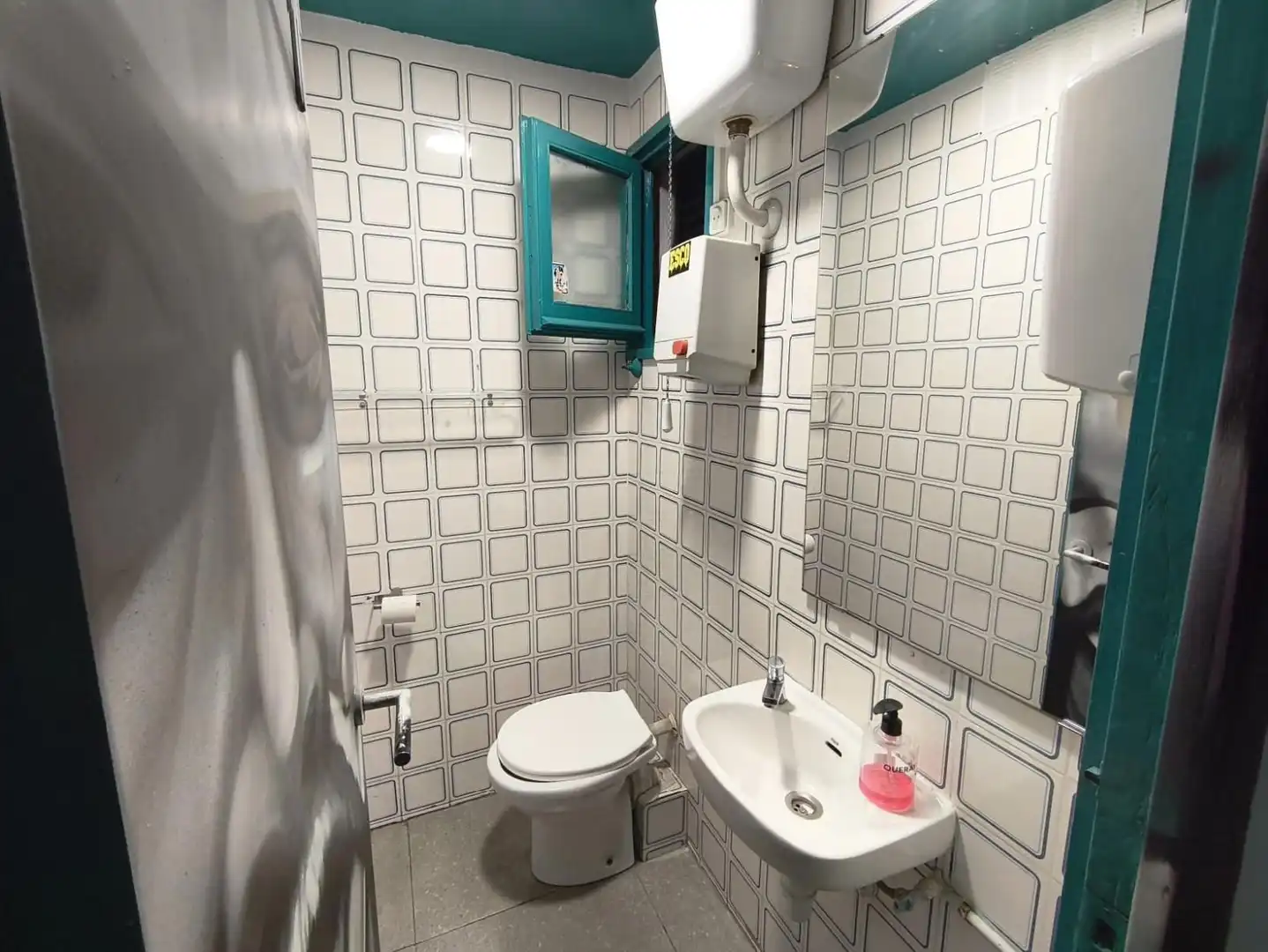 Baño de Local en traspaso en Barcelona con Aire acondicionado, Amueblado y Internet