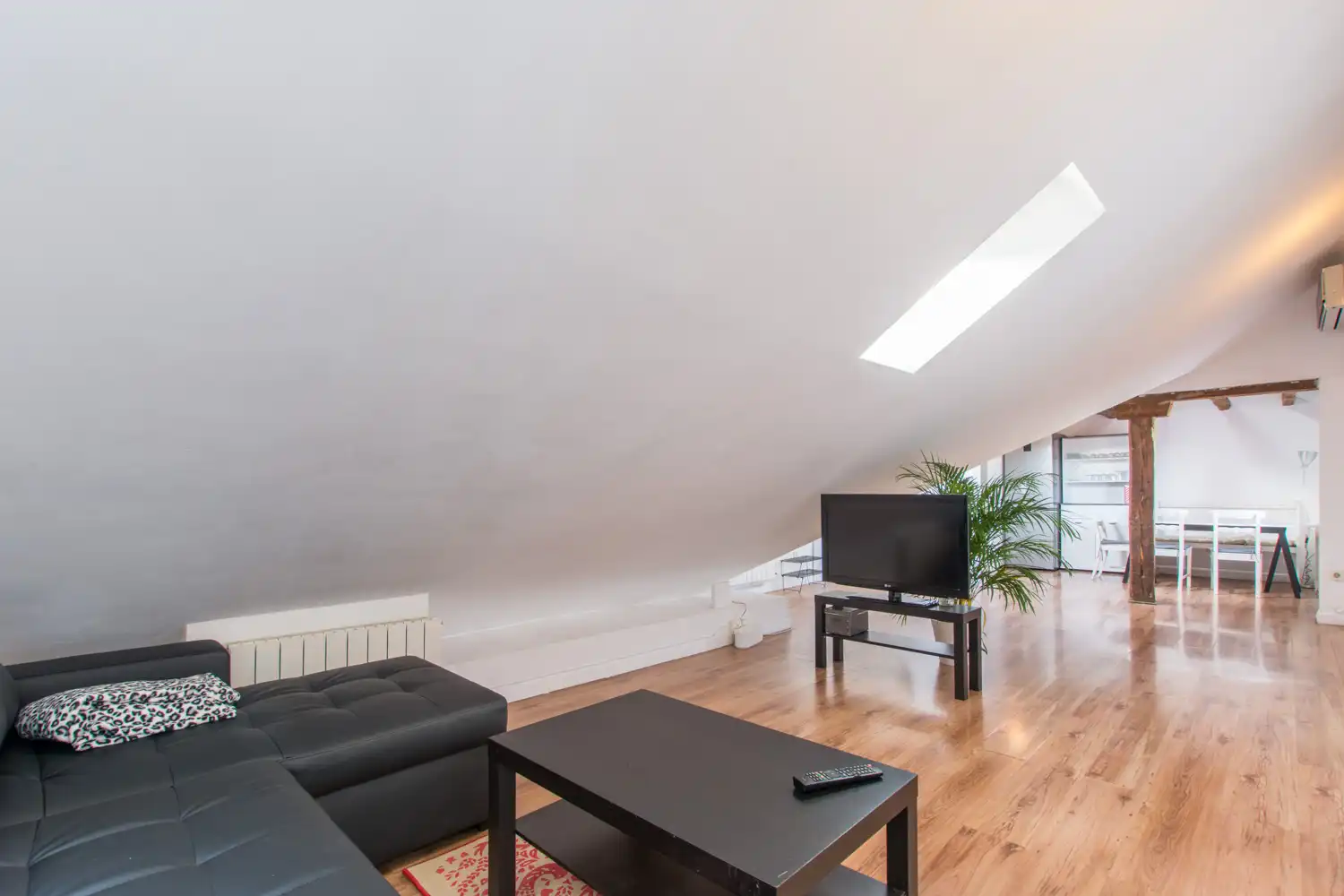 Wohnzimmer von Dachboden zum Verkauf in Madrid mit Klimaanlage, Heizung und Parkett