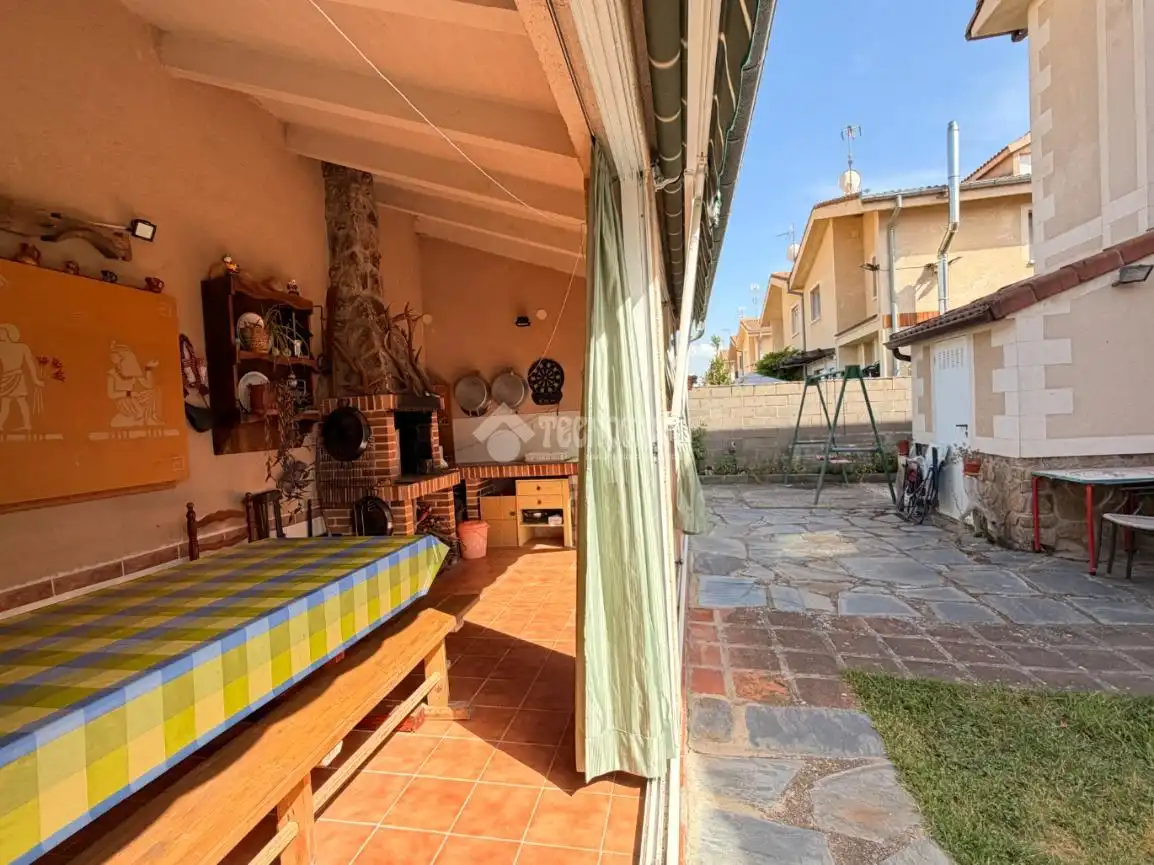 Vista exterior de Casa adosada en venta en Segovia con Calefacción