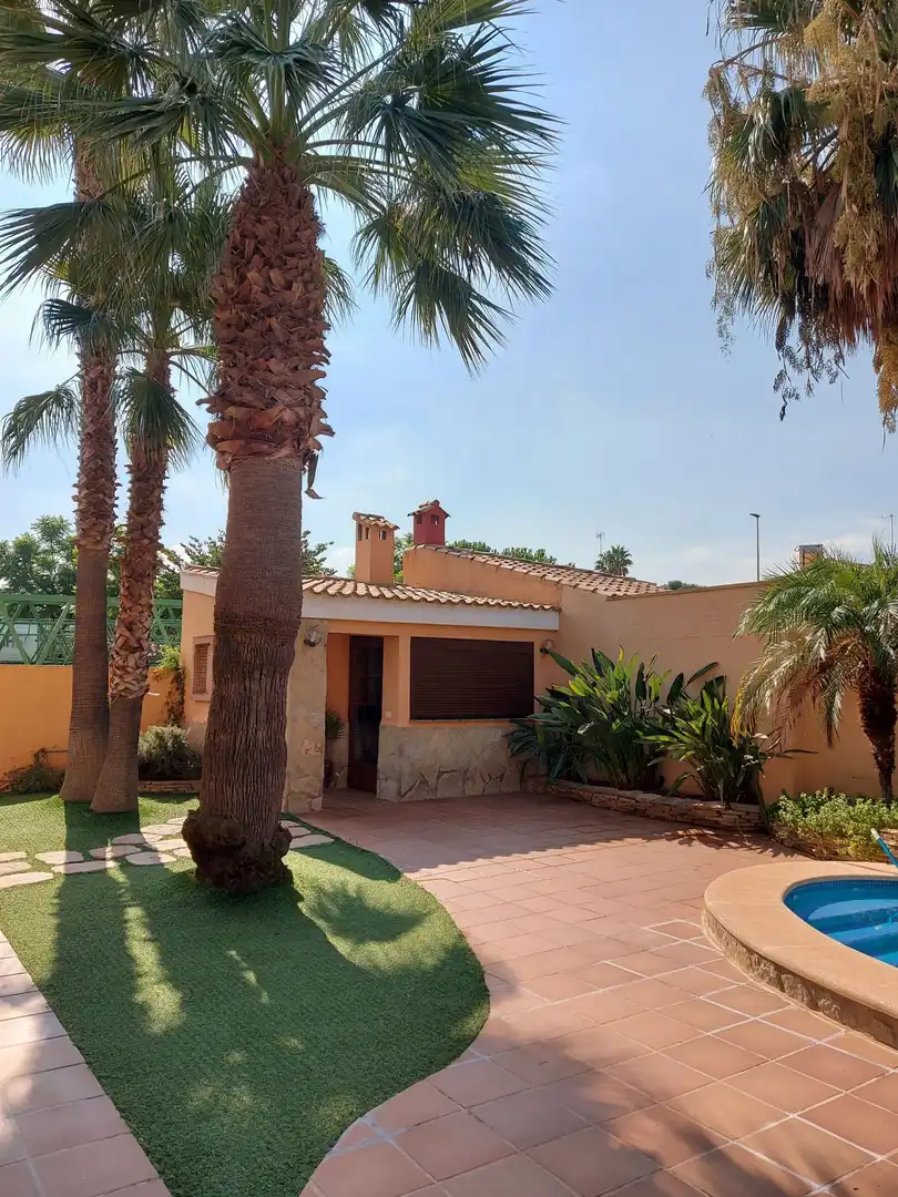 Exterior view of Houses for sale in La Pobla de Vallbona  with Air Conditioner, Heating and Private garden